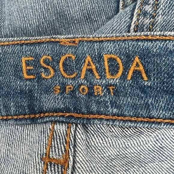 Escada Sport Linda Slim Cropped Frayed Release Hem Jeans Size 30 US Women's - Picture 2 of 8